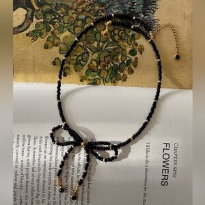 Bow bead necklace